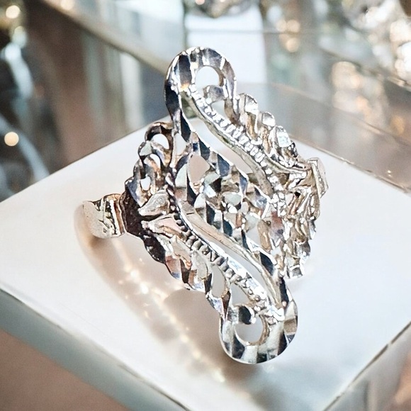 Sterling Silver Diamond Cut Filigree Ring (7.5) - Picture 2 of 10